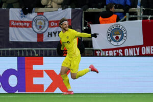 Kasper Høgh fejrer et mål for Bodø/Glimt mod Manchester City.