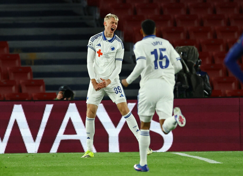 Viktor Dadason jubler efter sin scoring for FCK på Camp Nou.
