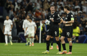 Dusan Vlahovic i snak med Kenan Yildiz i opgøret mod Real Madrid på Bernanbeu.