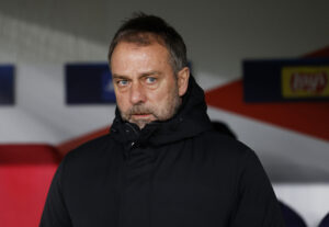 Hansi Flick på sidelinjen under kampen mellem Slavia Prag og FC Barcelona.