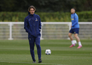 Thomas Frank går rundt på træningsbanen