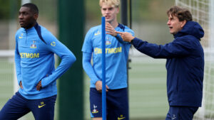 Thomas Frank og Kolo Muani på træningsbanen i Tottenham.