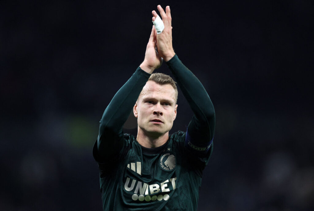 Viktor Claesson klapper ud til FCK's fans.