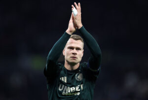 Viktor Claesson klapper ud til FCK's fans.