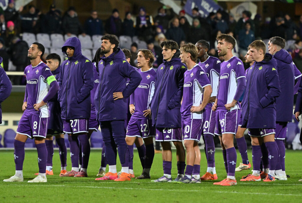 Fiorentina-spillerne står nede ved sine fans efter en kamp