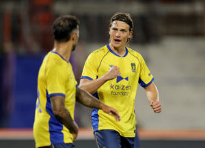 Rasmus Lauritsen med en knyttet næver under en kamp for Brøndby IF mod Strasbourg.