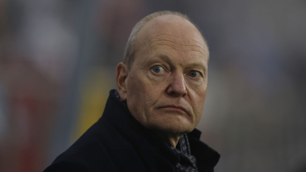 Niels Frederiksen har en sort jakke på