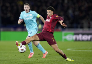 Clement Bischoff med bolden ved fødderne