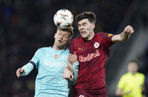 Jacob Rasmussen i en hovedstødsduel med Jens Odgaard.