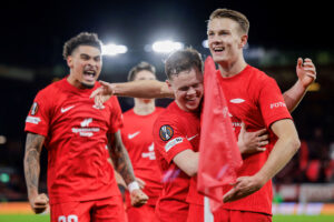 Emil Kornvig fejrer et mål med sine holdkammerater fra Brann.