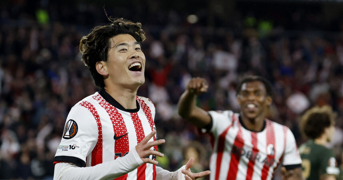 Super-sub Suzuki spolerer Gregoritsch og Augburgs aften Foto: Heiko Becker TPX IMAGES OF THE DAY/REUTERS