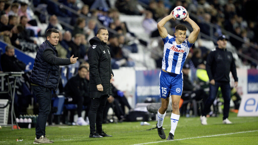 Marcus McCoy kaster indkast for OB.