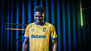 Ousmane Sow poserer i en Brøndby-trøje