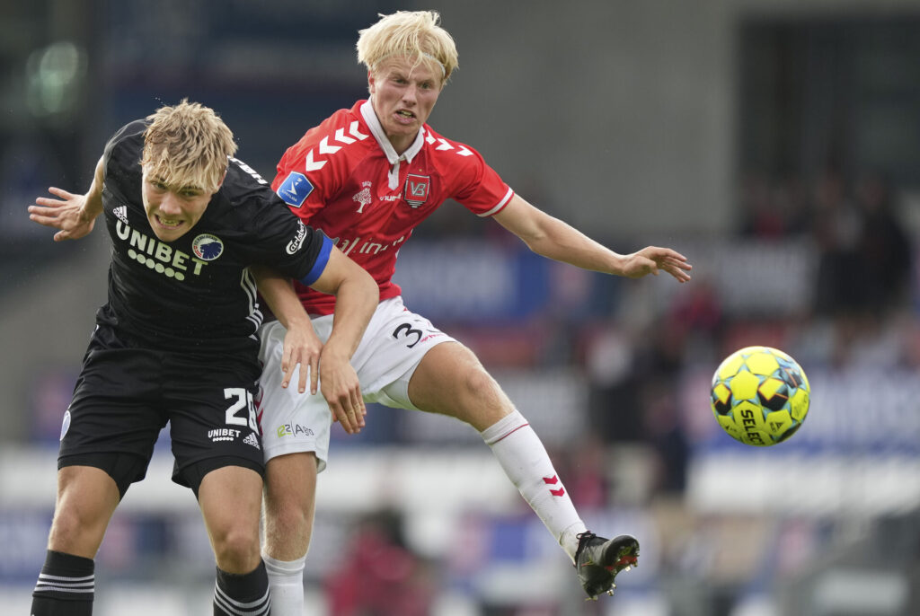 Hans Høllsberg i en duel med Rasmus Højlund.