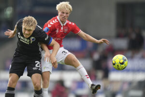 Hans Høllsberg i en duel med Rasmus Højlund.