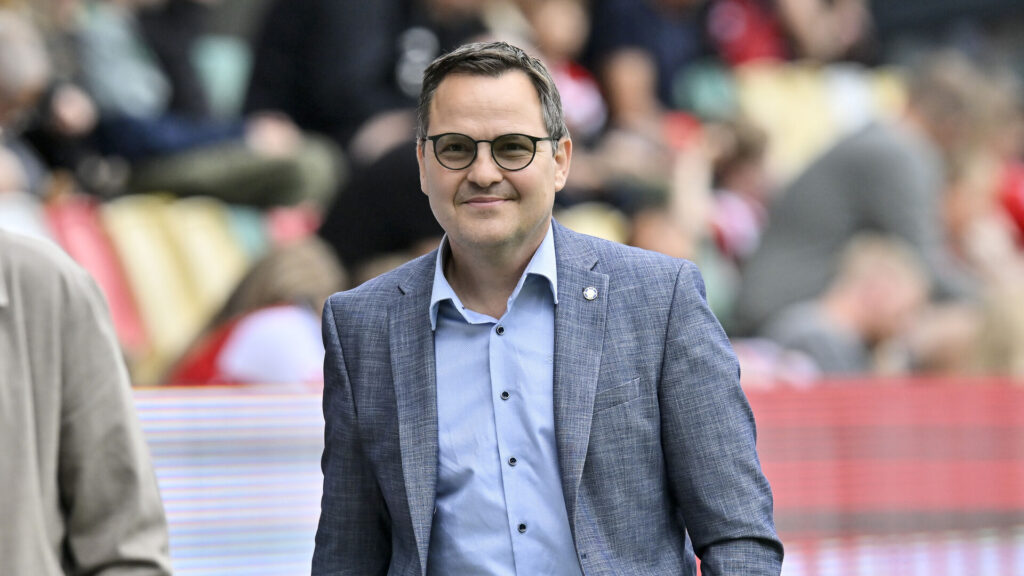 Jesper Stüker har solbriller på