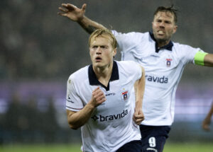 Tobias Bech jubler efter scoring for AGF med Patrick Mortensen bag sig.