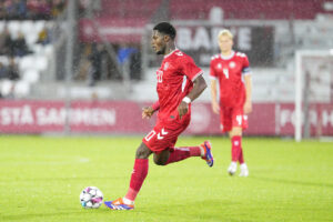 Tochi Chukwuani sparker til bolden,