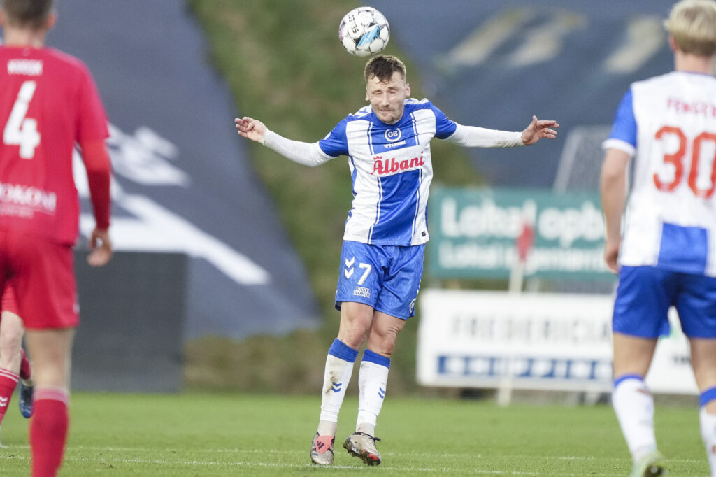 Trybull header til en bold