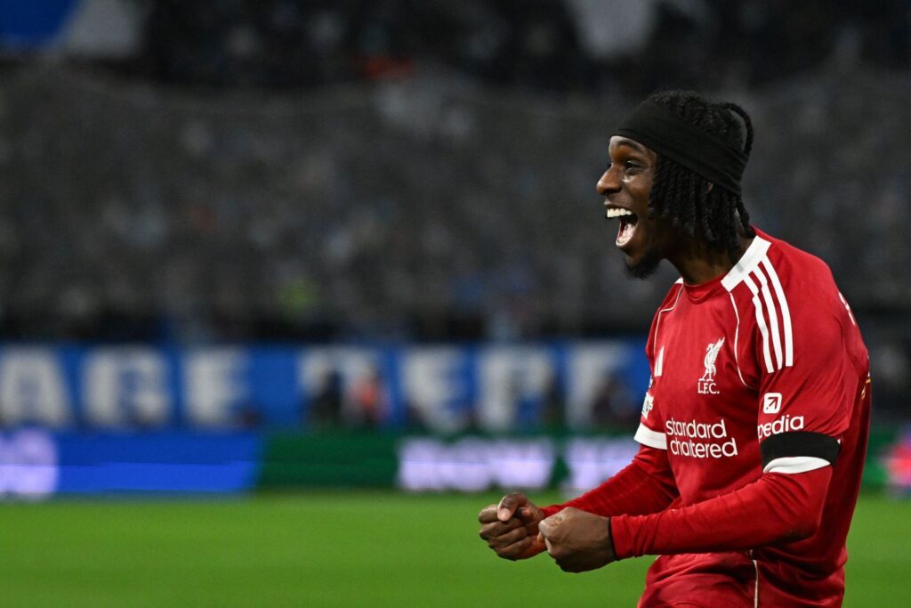 Jeremie Frimpong råber og har knyttede næver.