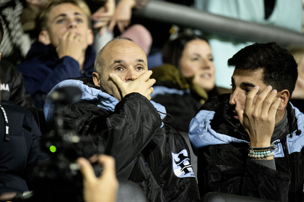 Iniesta overværer en af FC Helsingørs kampe.