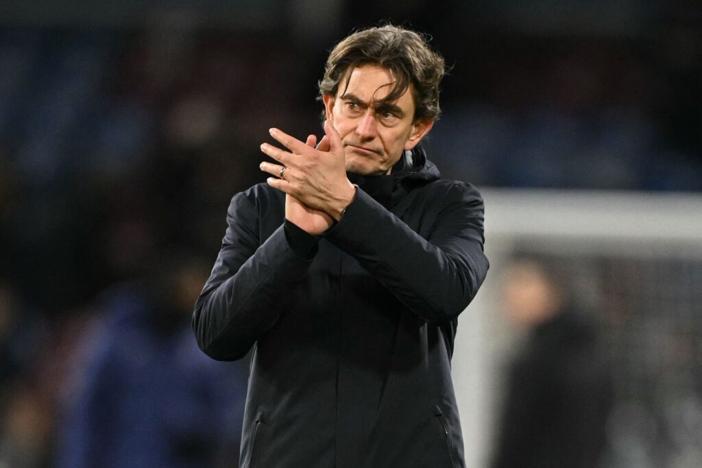 Thomas Frank der takker de medrejsende fans efter lørdagens 2-2-kamp mod Burnley.