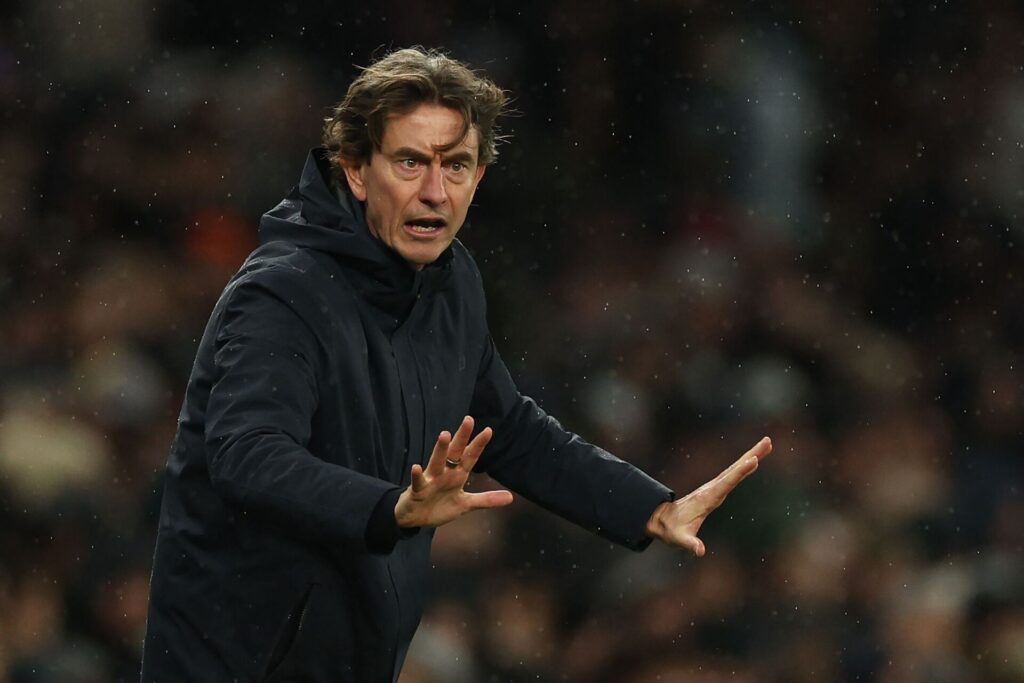 Thomas Frank gestikulerer med hænderne.