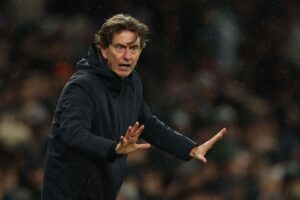 Thomas Frank gestikulerer med hænderne.