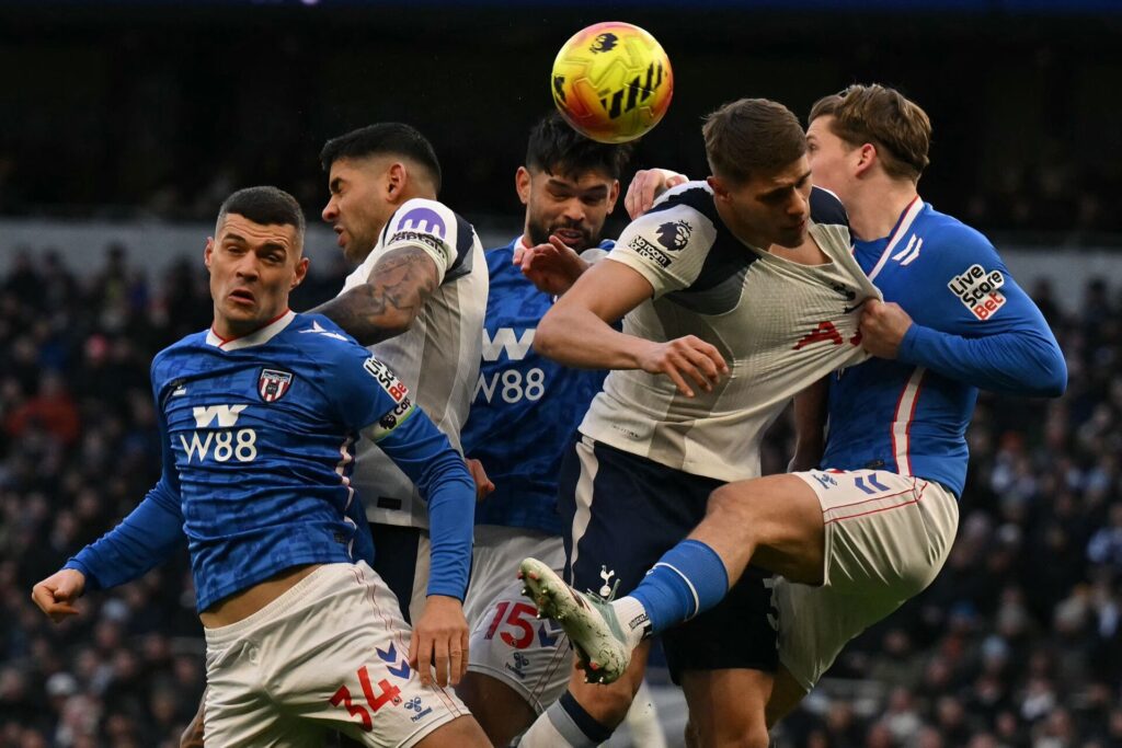 Sunderland- og Tottenham-spillere i kamp om bolden