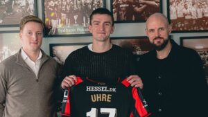 Mikael Uhre løfter sin FC Midtjylland-trøje