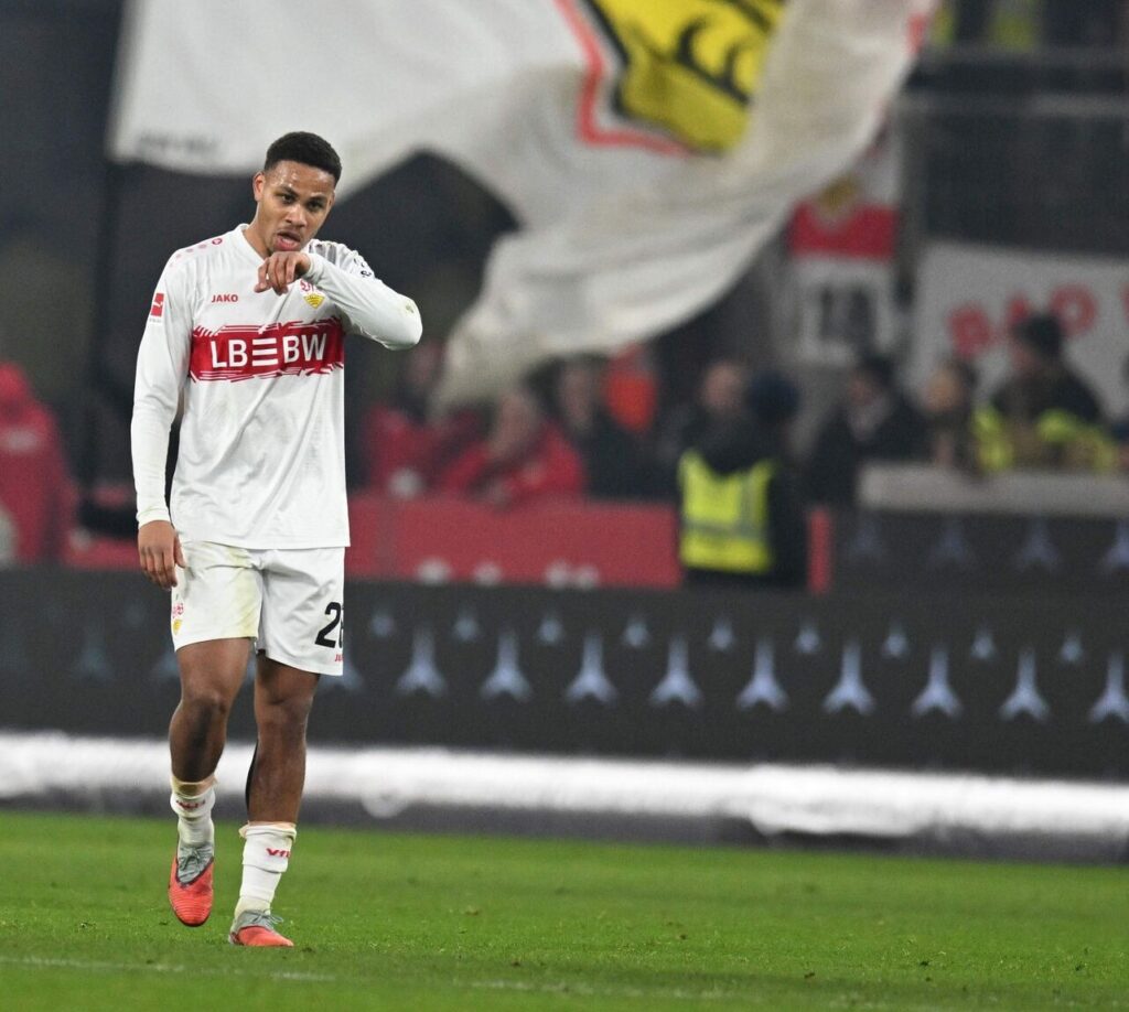 Nikolas Nartey gå på banen med et Stuttgart-flag i baggrunden.