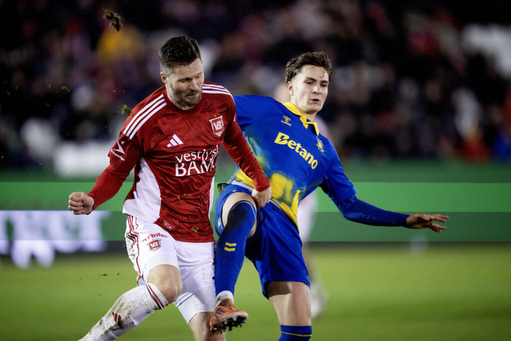 Jacob Ambæk i duel med Lasse Nielsen.