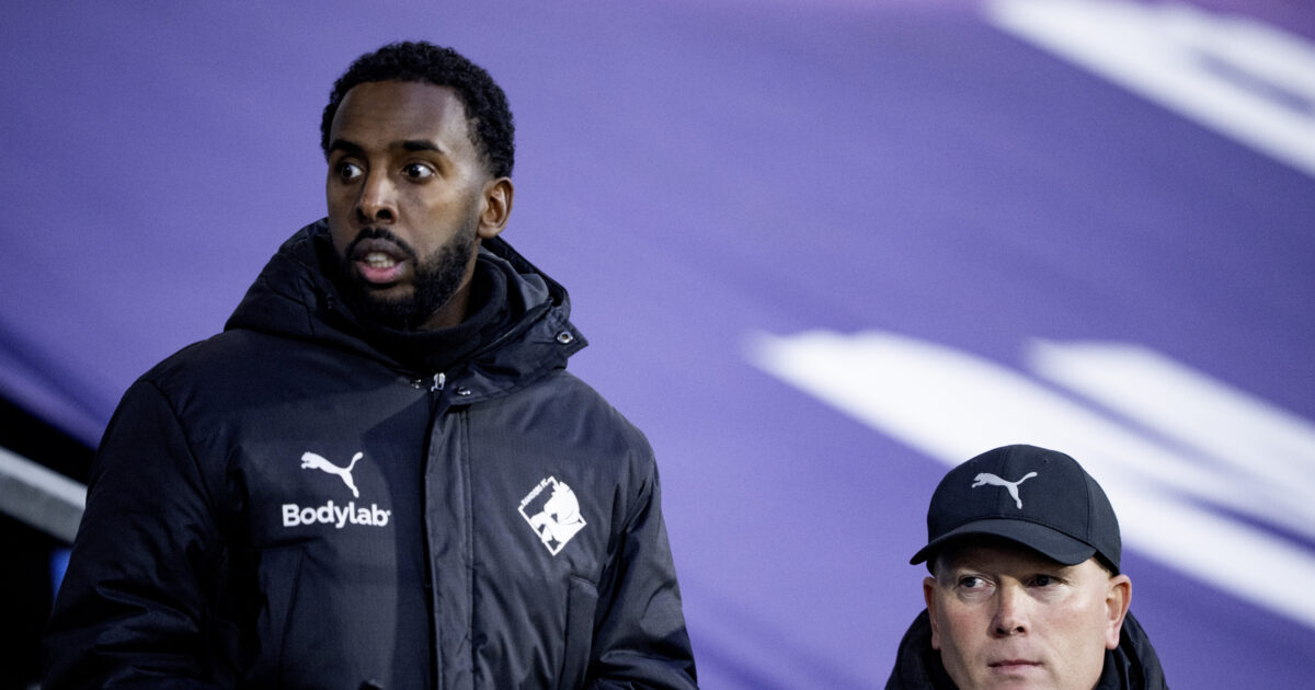 Karakterbogen: Pløkker han Randers til overlevelse? Cheftræner Rasmus Bertelsen (til højre) og assistenttræner Fatah Abdirahman skal have Warren Caddy til at fungere i en fart. Foto: Bo Amstrup/Ritzau Scanpix