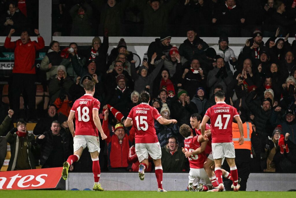 Wrexham-spillerne fejrer et mål mod Nottingham Forest.