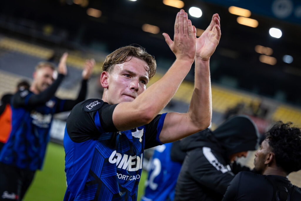 Alfred Gøthler klapper i HB Køge trøjen