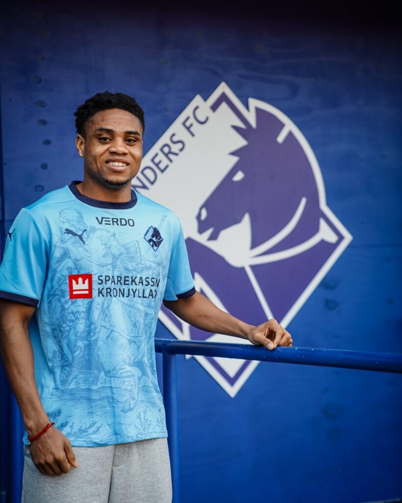 Thibaut Klidje foran Randers' logo