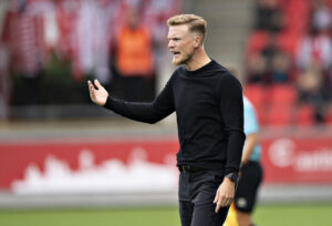 Oscar Hiljemark på sidelinjen som AaB-træner