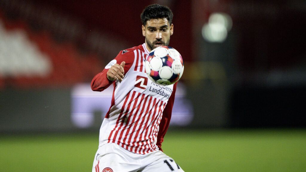 AaB's Andres Jasson med øjnene på bolden.