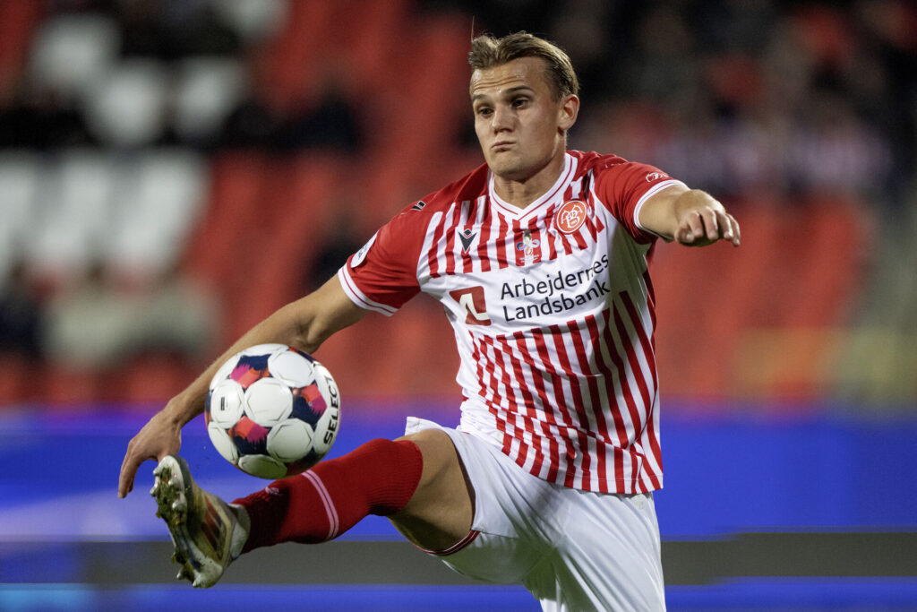 Kornelius Normann tager bolden ned.