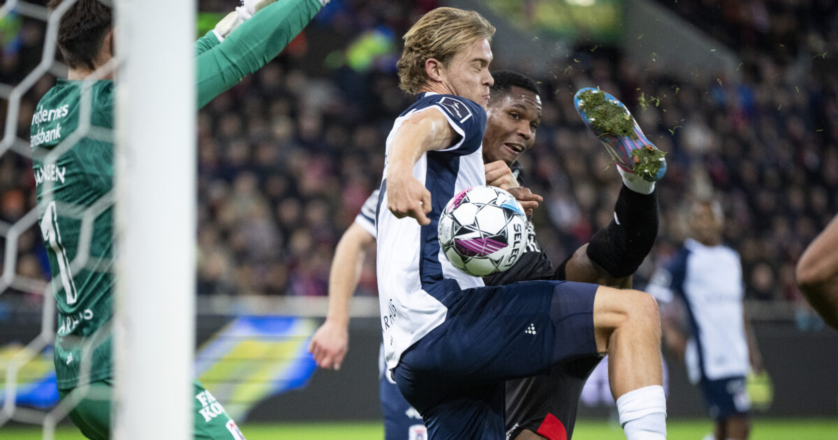 Superliga-profil vil til VM: Landstræneren holder øje FC Midtjyllands Ousmane Diao afslutter overfor AGFs Mads Emil Madsen og målmand Jesper Hansen sekundet før Kevin Mbabu scorer til 1-0 under superligakampen mellem FC Midtjylland og AGF på MCH Arena søndag den 27. oktober 2024.