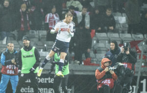 Jon Dagur Thorsteinsson jubler over en scoring