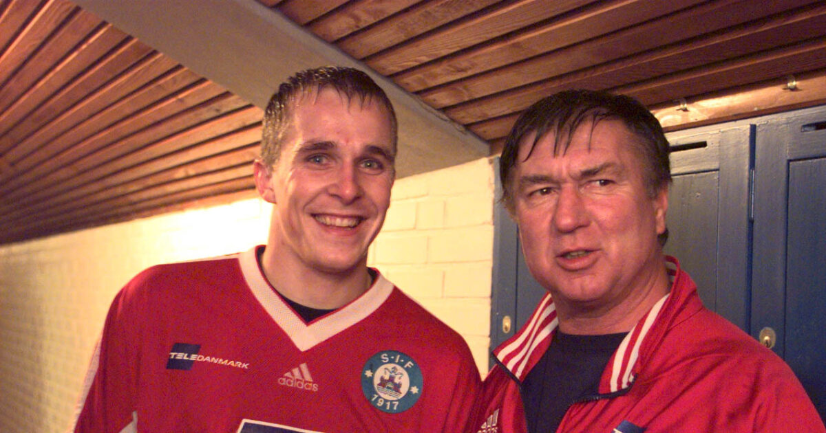 Kæmpe Superliga-hyldest i weekenden AGF -SILKEBORG. Henrik Tømmer Pedersen var dagens mand med to mål onsdag nov. 25, 1998 på Randers Stadion. - th.: træner Sepp Piontek. Ernst van Norde/NORDFOTO