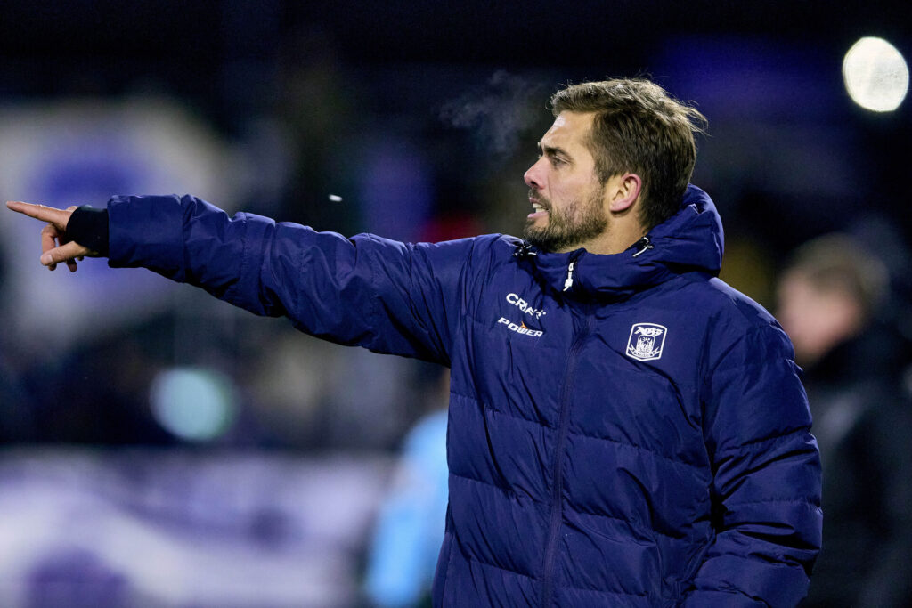 Jakob Poulsen dirigerer sine spillere