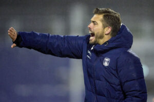 Jakob Poulsen dirigerer sine spillere