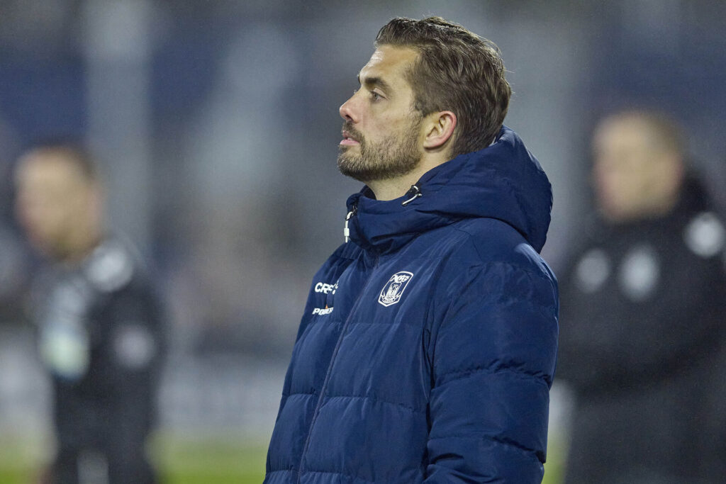 Jakob Poulsen kigger ud over banen under kampen mod Viborg FF.