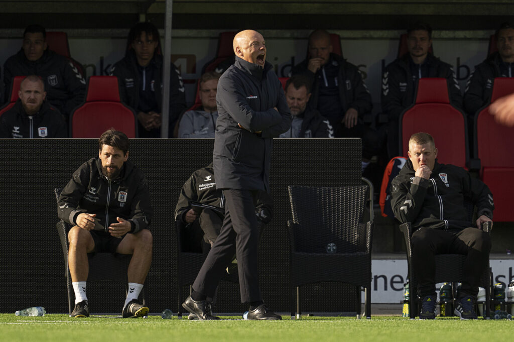 Uwe Rösler går på sidelinjen foran sin assistent Kenneth Dokken
