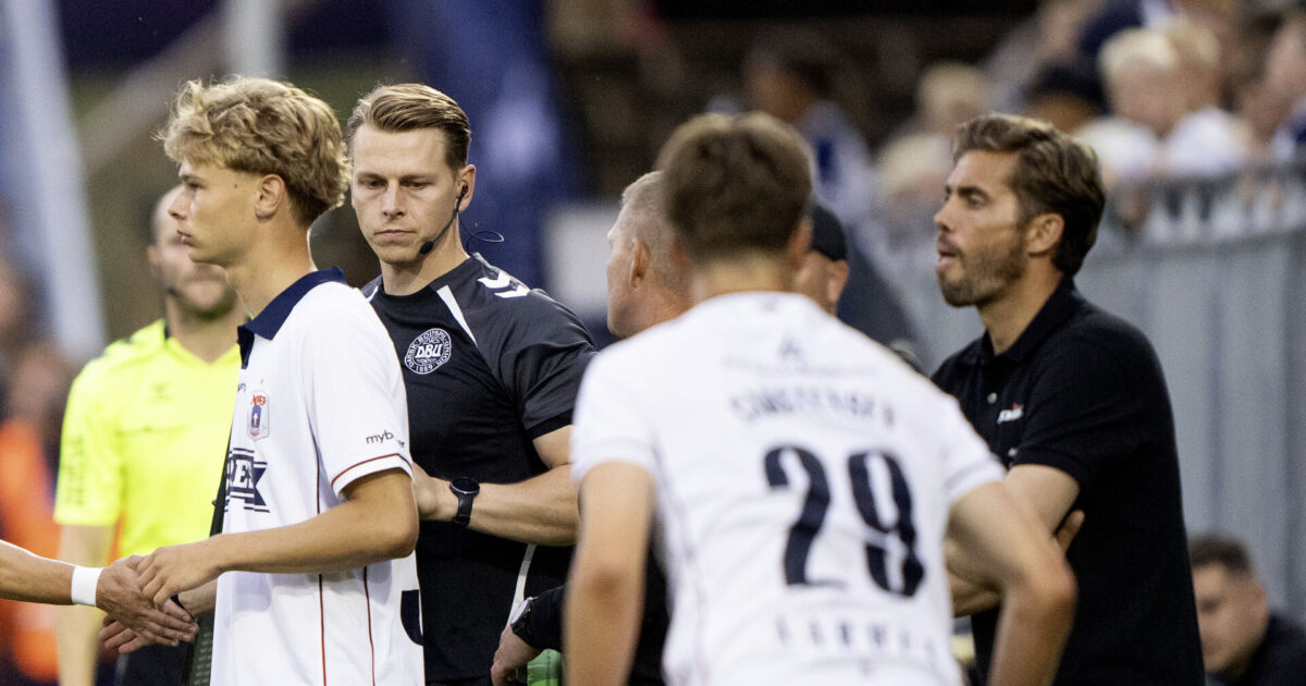 AGF-talent bænker Carstensen: Poulsen forklarer hvorfor AGFs Eric Kahl bliver skiftet ud til fordel for Frederik Emmery under opgøret mellem AGF og Randers FC i Superligaen på Ceres Park Vejlby fredag den 25. juli 2025