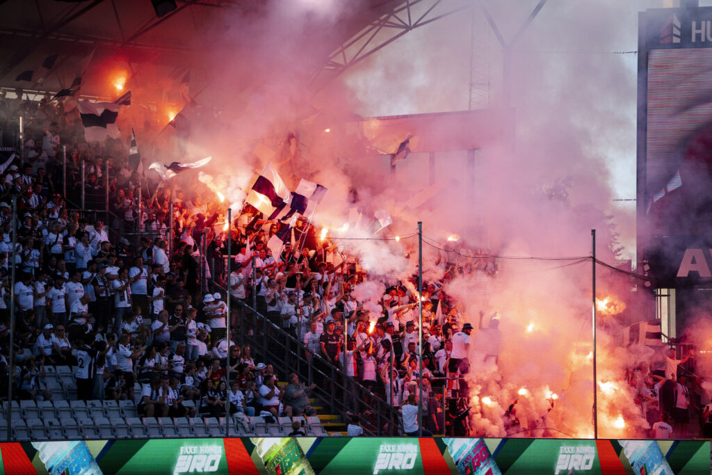 AGF's fans affyrer pyroteknik.