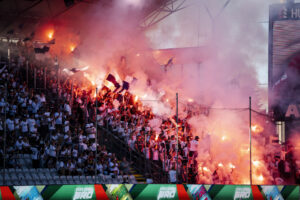 AGF's fans affyrer pyroteknik.