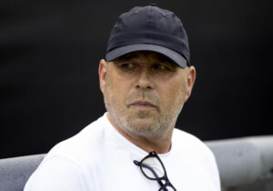 Carsten V. Jensen kigger ud af kasketten